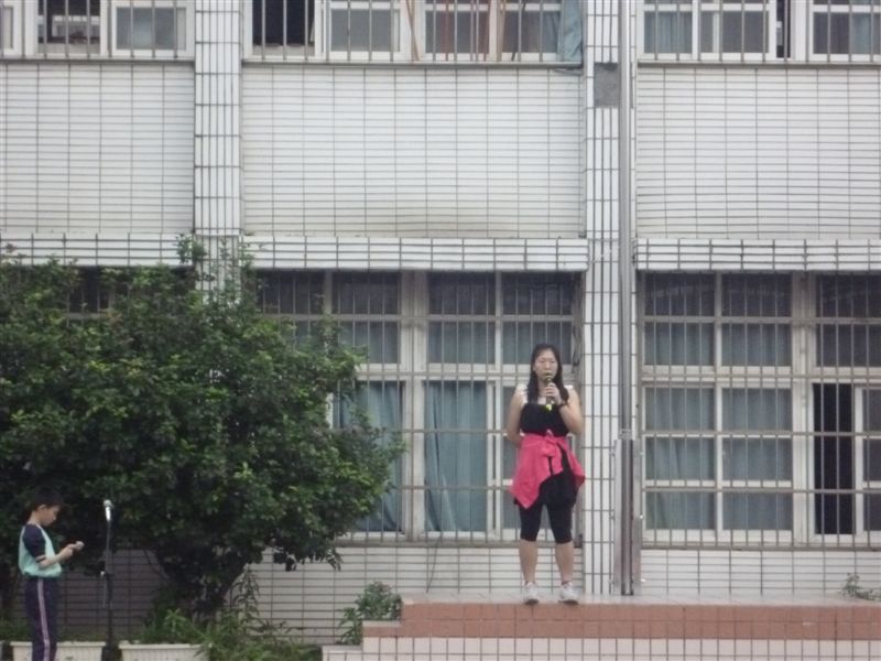 全校都是在早自修時倒垃圾...因為學校的一般垃圾車都是早上才來收垃圾的