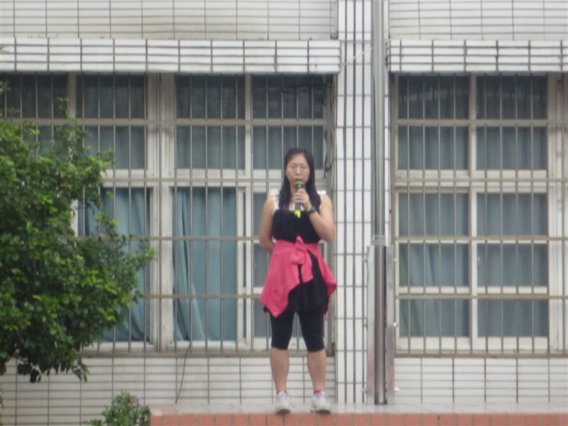 請各班負責倒垃圾的小朋友務必在早自修時才倒垃圾...以免造成環境髒亂
