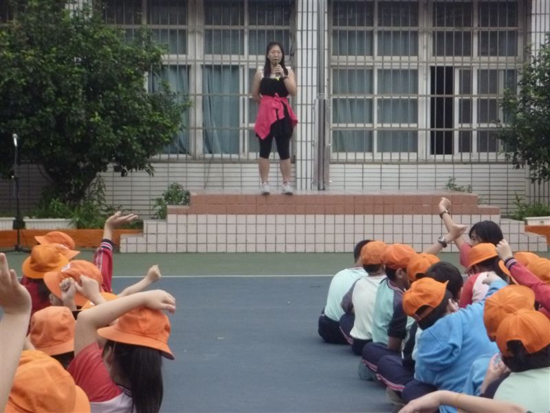 於早自修時進行全校大消毒工作....除了消毒之外..最重要的是要勤洗手才能有效遠離傳染病喔....[