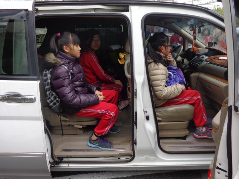 坐好位子，準備出發