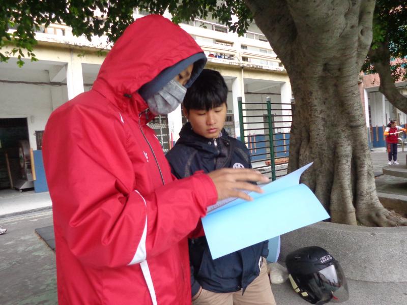 許家榕老師＆李璇老師研究賽程中
