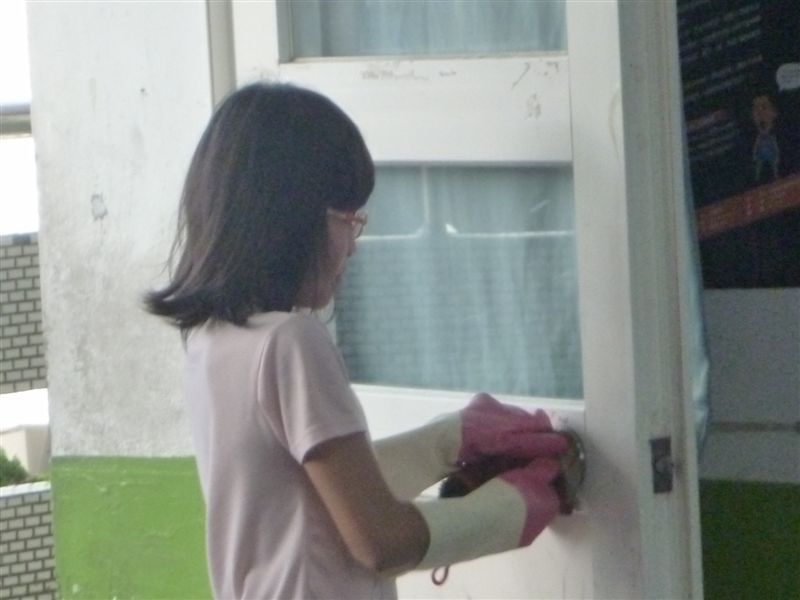 大家常接觸的門把及開關是重要的消毒重點........