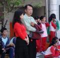 觀眾席...滿場...加油聲...不斷