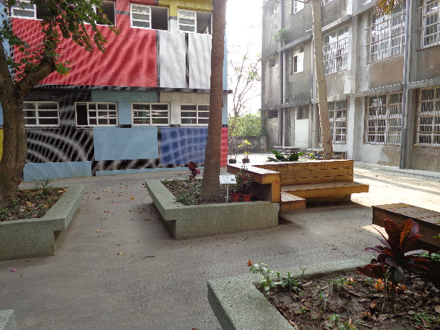 小型展覽區中具有藝術的牆面是廁所.JPG