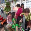 一大早晨間運動媽媽熱心幫小孩梳妝打扮.JPG