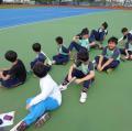一旁等待女生結束並休息的男生們
