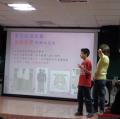 煜凱..人緣極好..護士阿姨請他示範一番..