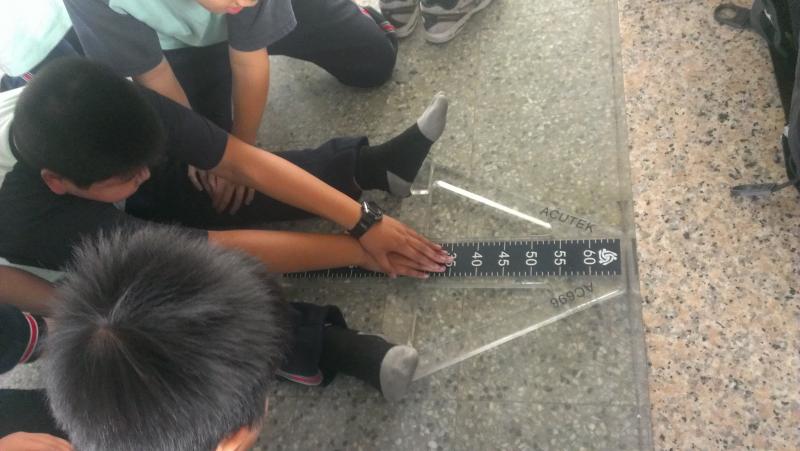 五孝男坐姿體前彎測驗