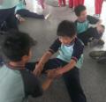 五孝男坐姿體前彎測驗前熱身