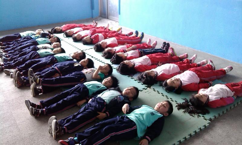 男生一邊，女生一邊（可愛）
