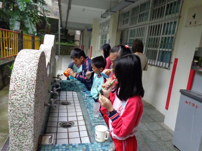 使用小鏡子刷牙看看哪裡還有小紅點