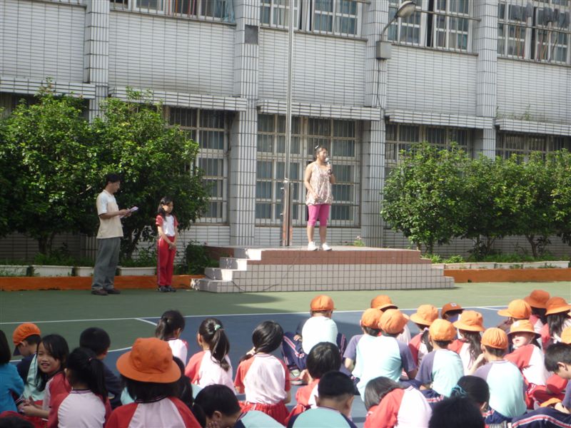 一是回收時務必要將玻璃另外放在回收室右邊的小桶裡....才不會破了危險喔 