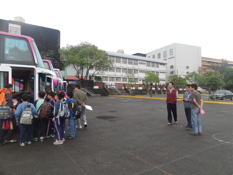 校長及主任..到大操場..了解學生逃生演練進行情況