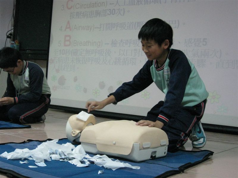 不能欺負假人喔