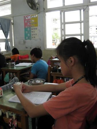讀書時手保護著蛋