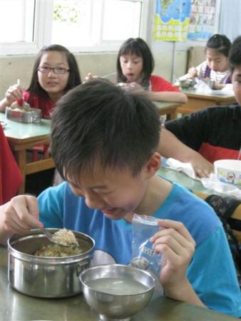 不能用嘴巴咬,改成用手拿著