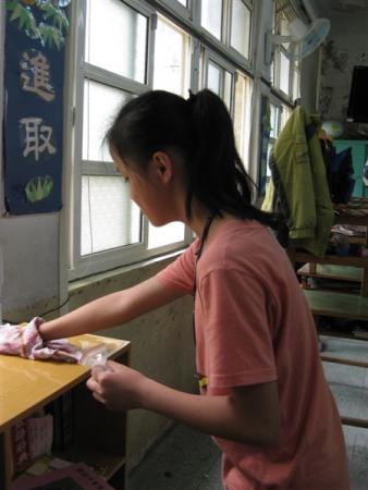 掃地時只能一隻手工作