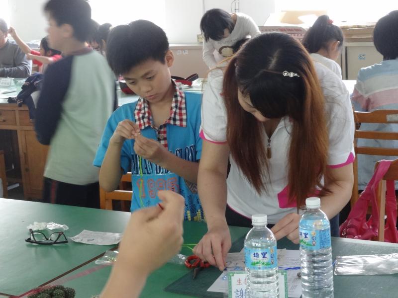 母子同心協力..共同完成手工藝作品