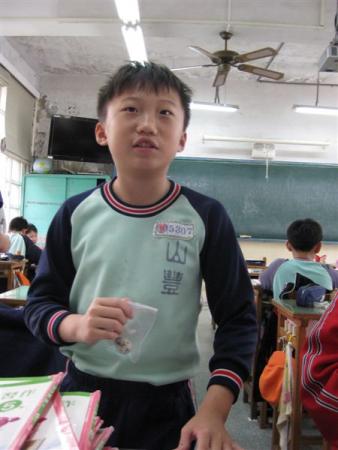 背書時用手拿著