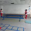 上課情形，結束動作後跳下平衡木