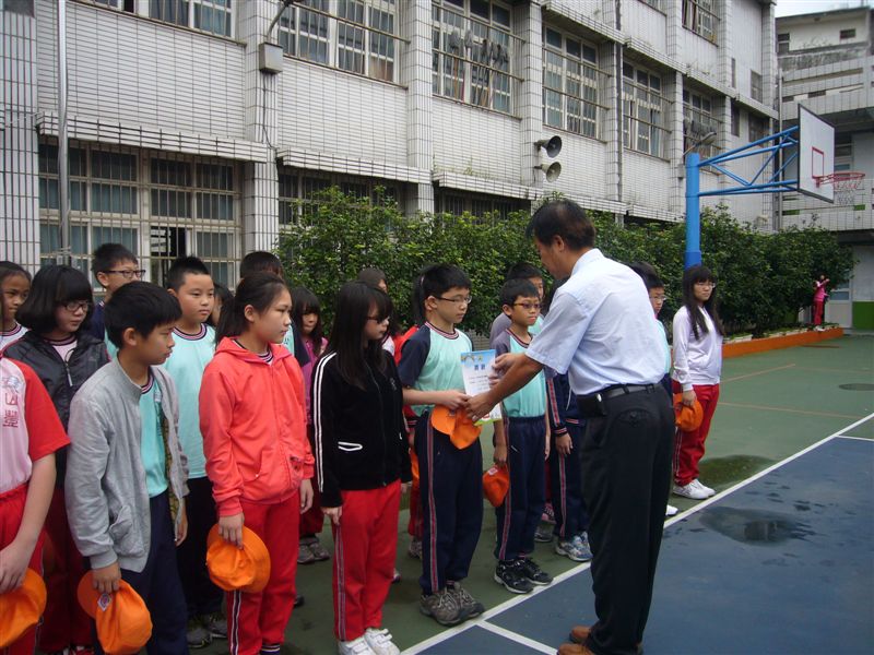 校長親自頒獎給優選之同學