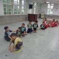 等待中的＂東林＂完成同學一旁排隊坐下