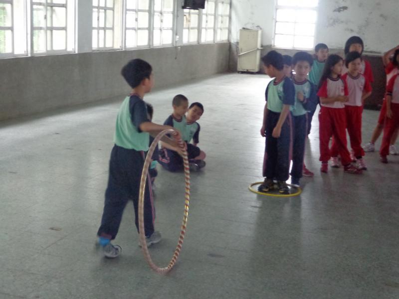 下一位同學需站在圈圈內等待