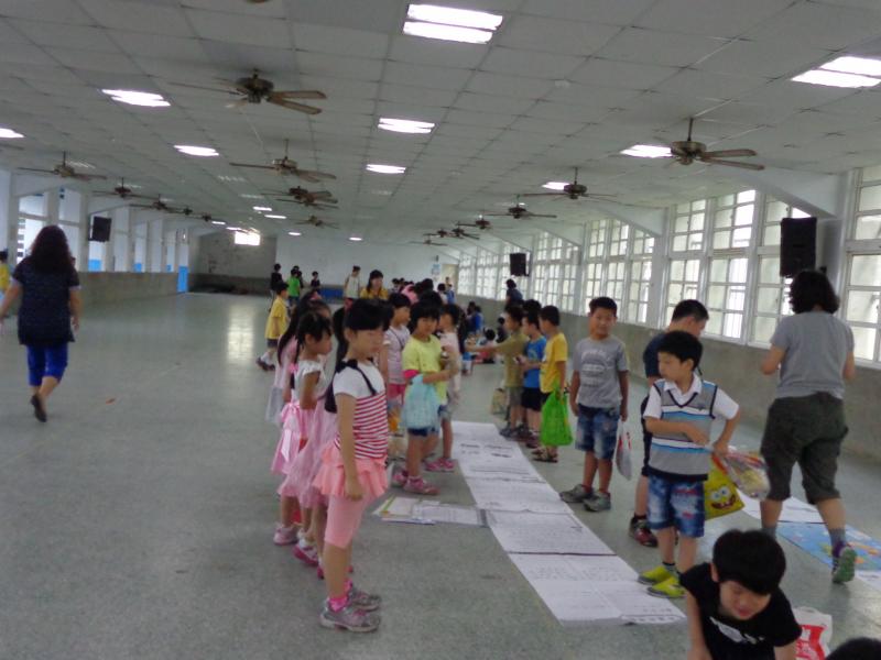 各班依序進入活動場地擺攤