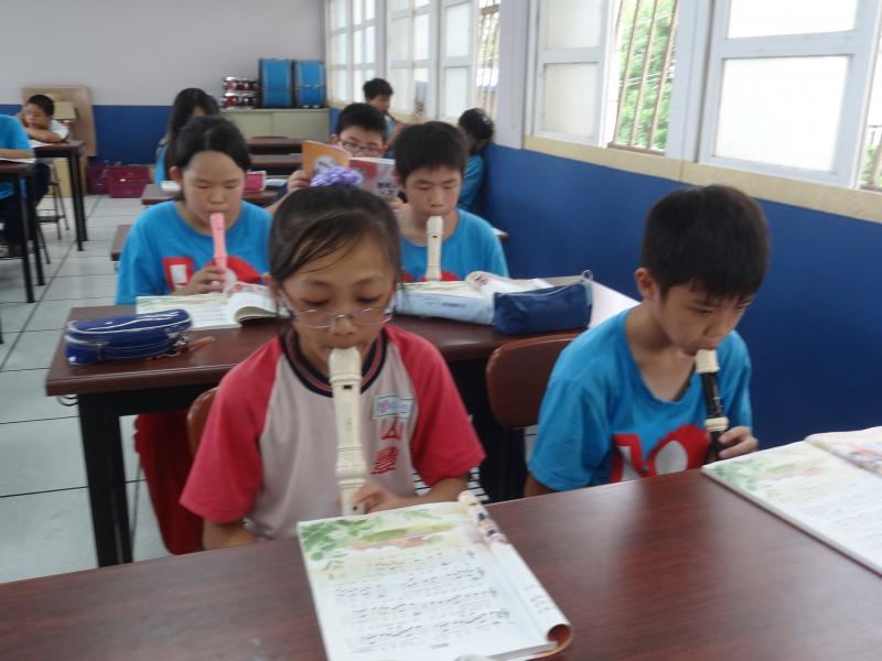 若華吹著中音笛..依然...駕輕就熟！