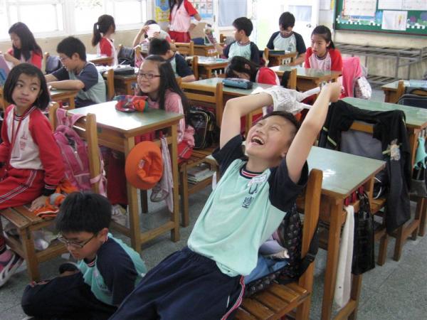 這位同學非常開心,笑到肚子痛
