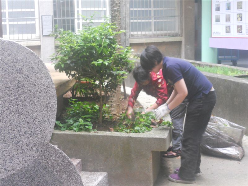 動手的  一向比動口的令人尊敬