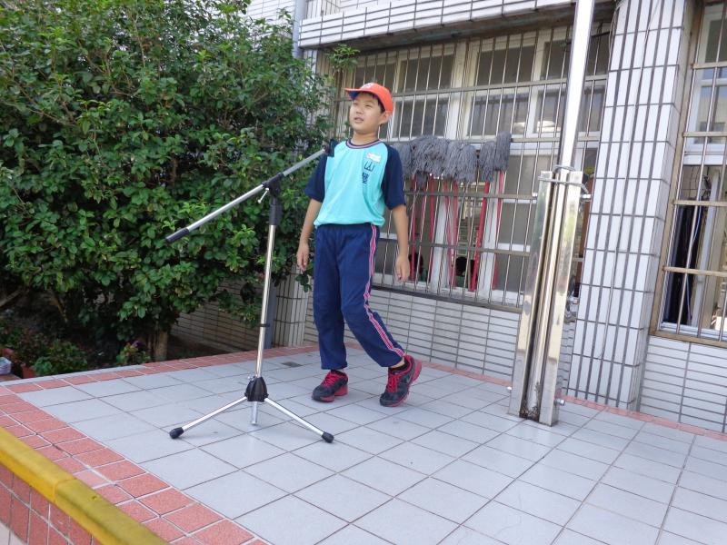 肢體語言增加氣氛