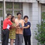 教師代表接收贈禮
