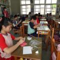 學生用心的製作卡片獻給家長