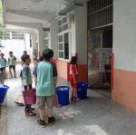 很有秩序排隊等待資源回收