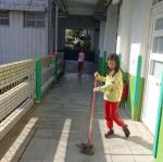 學生很認真拖地