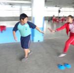 有邊助跑邊看後方(正確)
