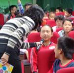講師宣導內容生動活潑，學生開心答題