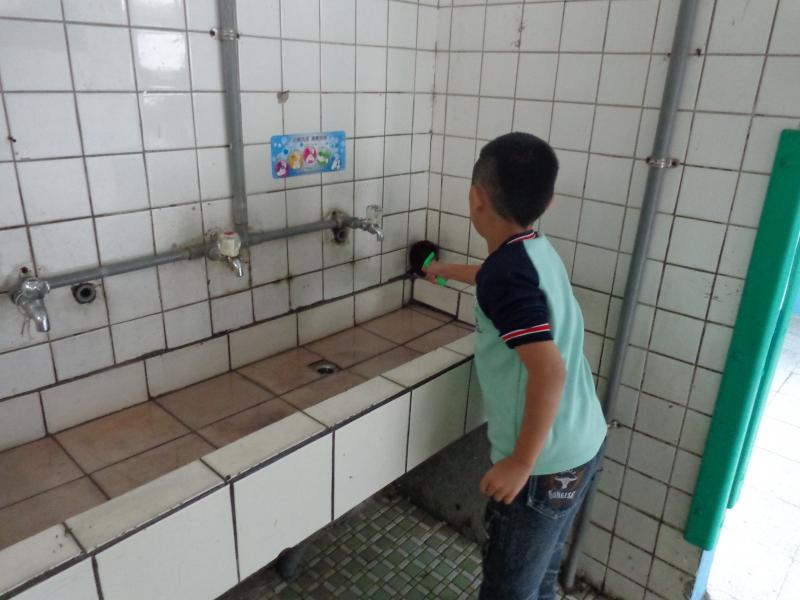水槽附近要刷乾淨