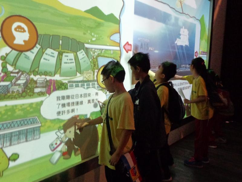[i『航空城夢想地圖 』透過手指觸控牆面，探索航空城的未來，學生覺得很開心]