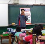 訓導主任仔細解說抗菸拒檳內容