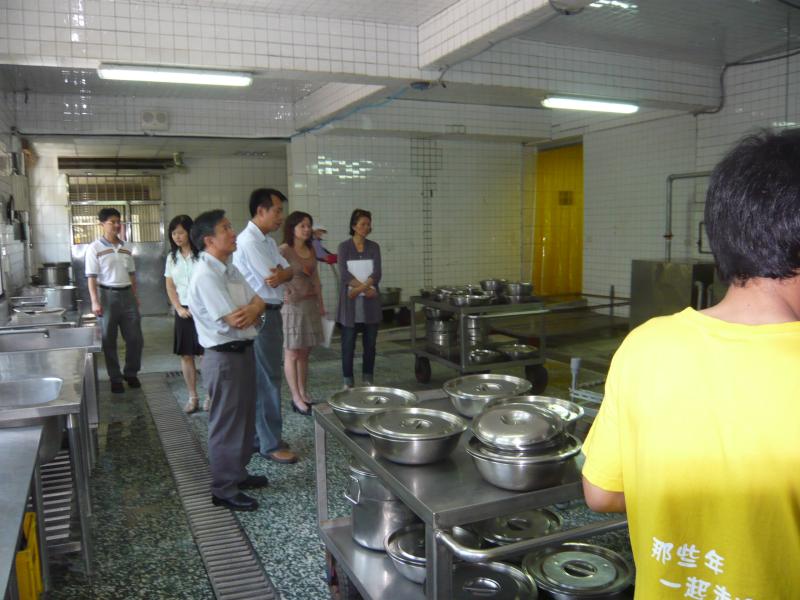 委員訪視熟食區