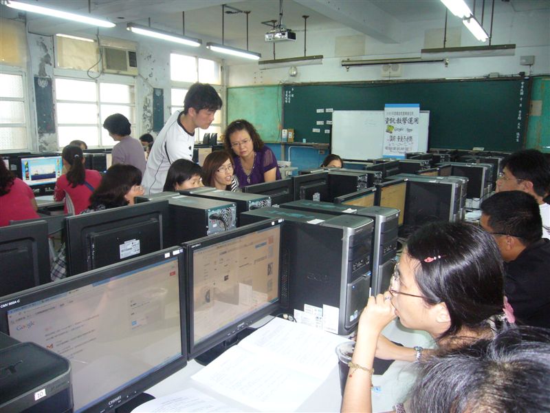 資訊組長教導老師相關資訊技能