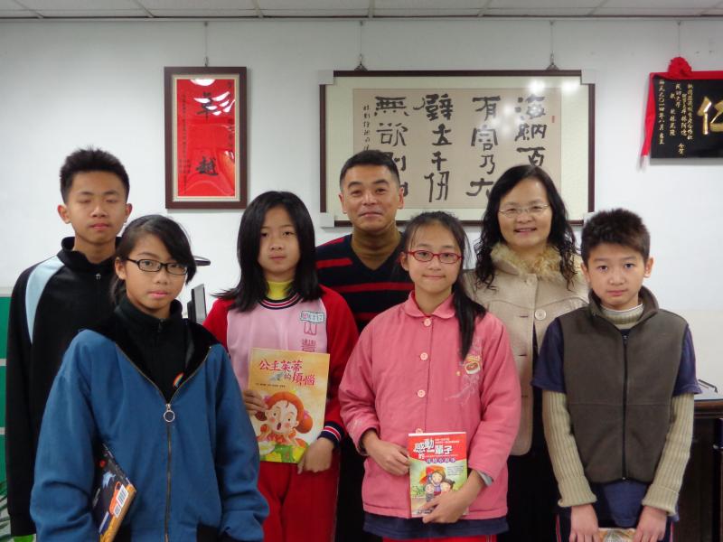 校長與六年仁班閱讀達人合影