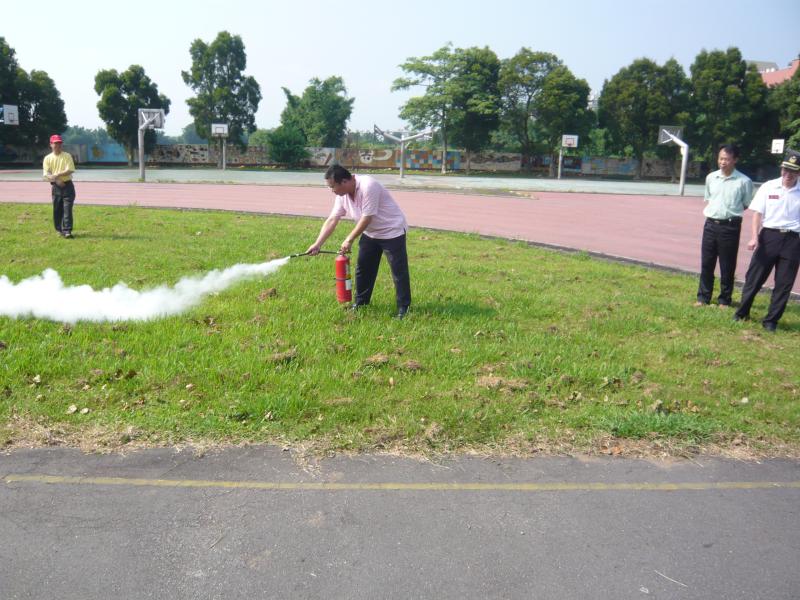 德河老師滅火器實際操作