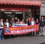 學校代表和同濟會陳會長及家長會張會長與早餐店店長合影