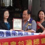 廖主任代表校方..致贈同濟會華勛會陳會長感謝狀