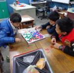104/1/28寒假益智桌遊社，學生上課認真操作