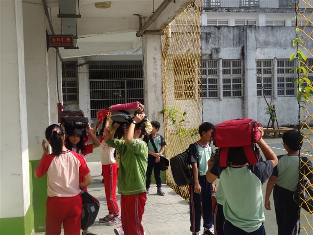 同學們聽到警鈴聲響遍立刻疏散至室外