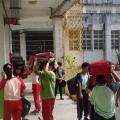 同學們聽到警鈴聲響遍立刻疏散至室外